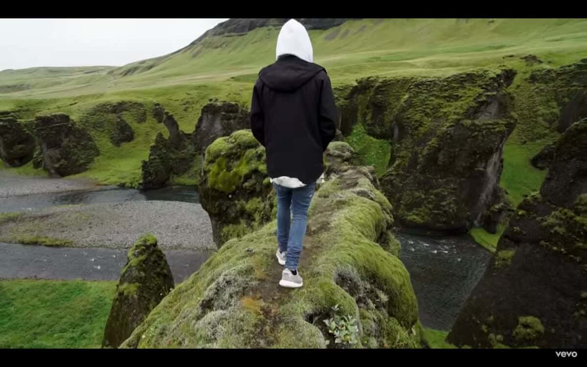 Justin Bieber walking on Iceland cliff in his video for I'll Show You